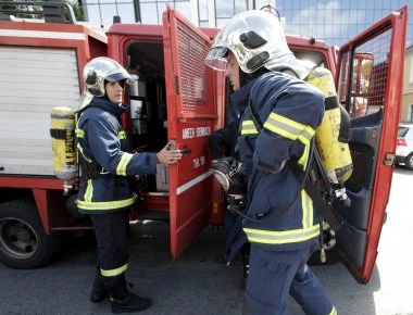 Πάτρα: Ατύχημα με πυροσβέστη – Έπεσε από την οροφή πυροσβεστικού οχήματος (βίντεο)